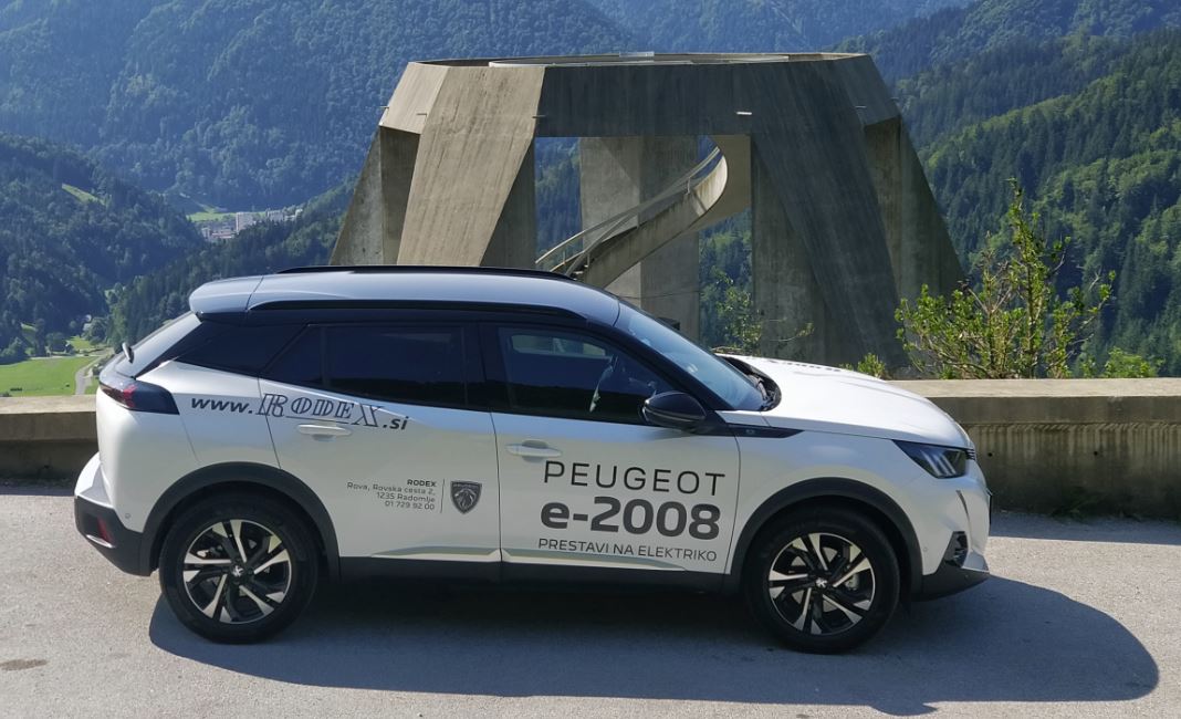 Read more about the article Peugeot e-2008: Recenzija električnega mestnega terenca