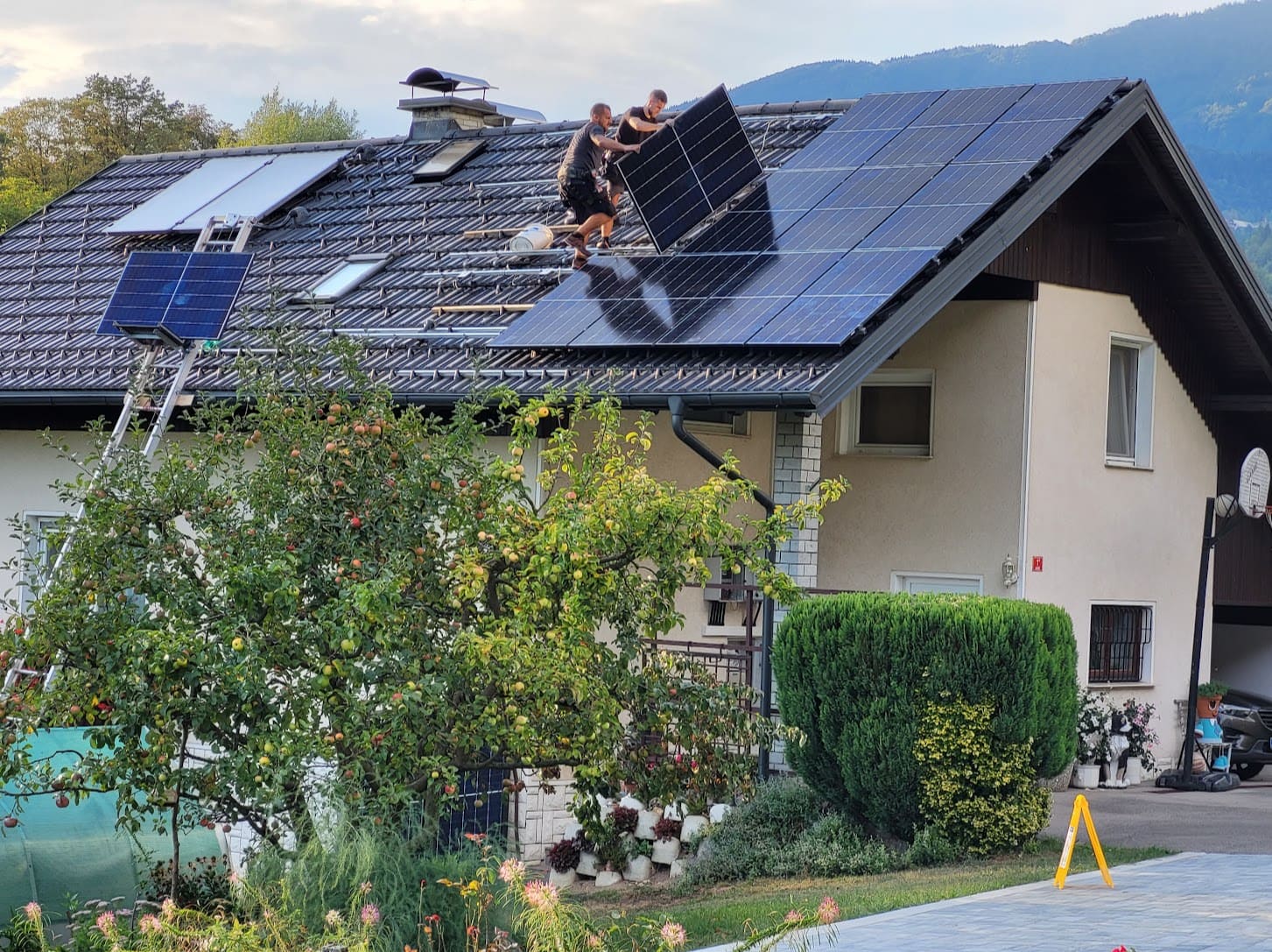 Read more about the article Sončna elektrarna – postopek izdelave, koraki in letošnja časovnica